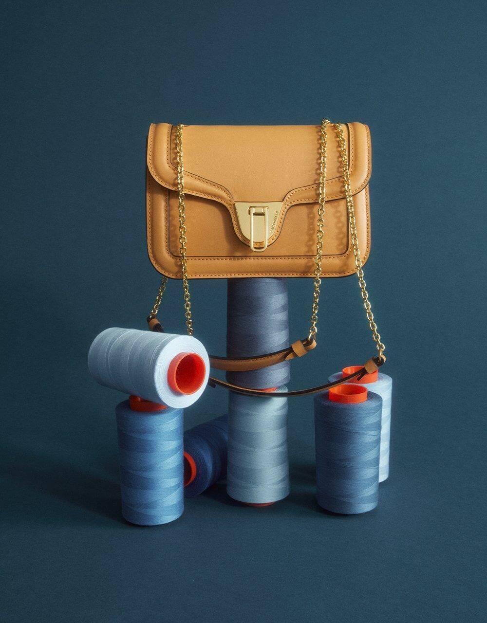 Coccinelle: el ícono italiano de bolsos y accesorios con clase
