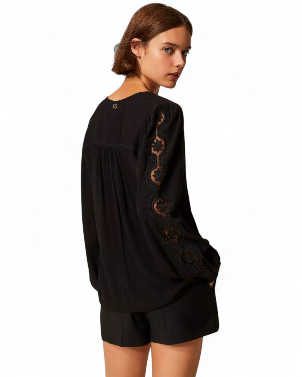 Blusa Crêpe con Ricami Eleganti Nero vista posteriore, con dettagli ricamati sulle maniche e taglio fluido per silhouette femminile.