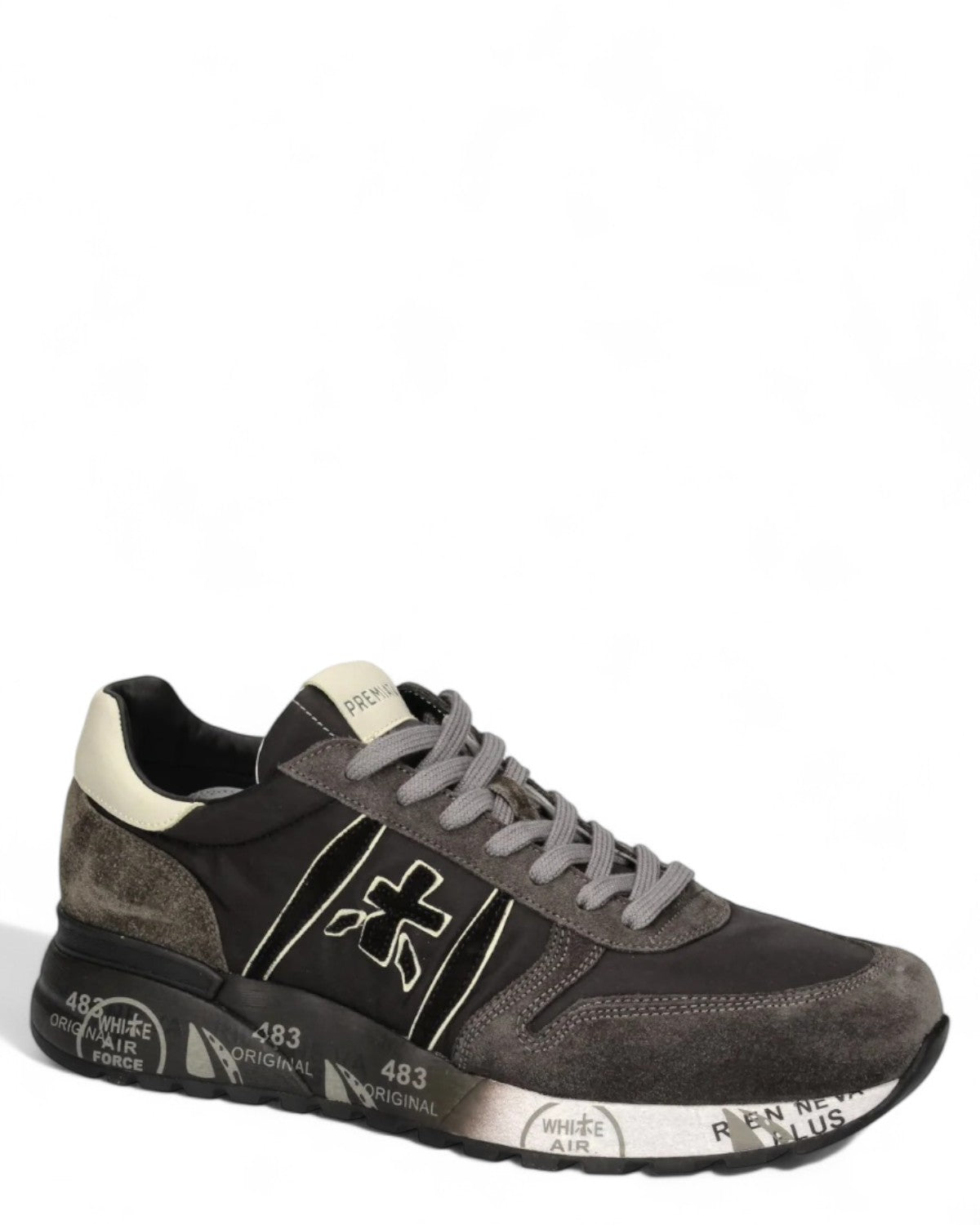 Sneakers Premiata Lander 4951 da uomo in pelle scamosciata e nylon nero, con dettagli grigi e suola leggera, vista angolata frontale.