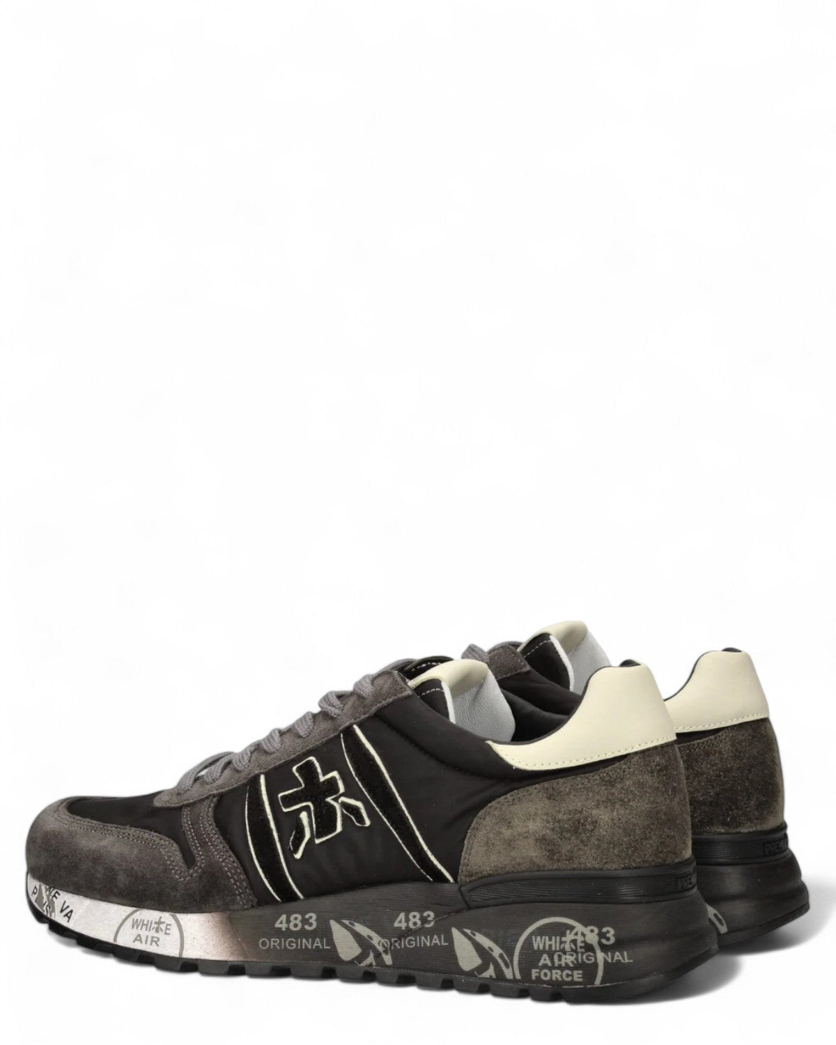 Retro sneakers uomo Premiata Lander 4951 in pelle scamosciata e nylon nero, con tallone chiaro e suola decorata, vista posteriore angolata.