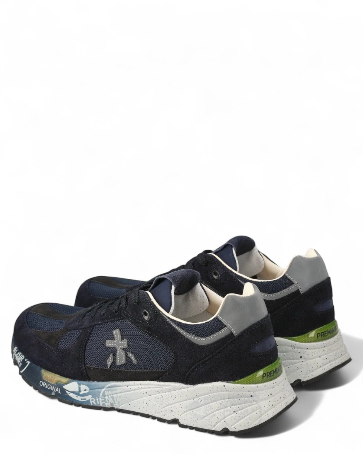 Retro sneakers Premiata Mase 6887 da uomo, tomaia blu con inserti grigi e verdi, suola decorata e silhouette ispirata agli anni '90.