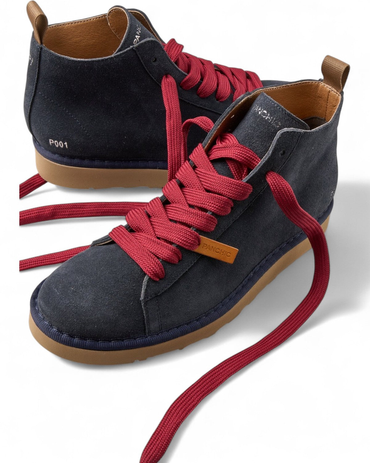 Dettaglio scarpe P001 in camoscio blu con lacci rossi e fodera in microfibra, comfort e stile per l'inverno uomo.