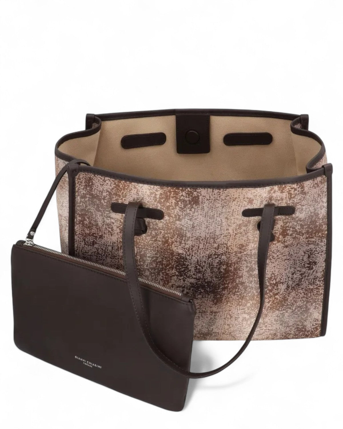 Interno della Borsa Marcella Gianni Chiarini con pochette removibile e chiusura magnetica, design funzionale per uso quotidiano.