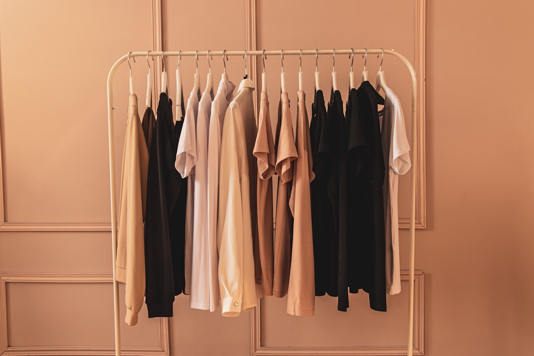 Come Organizzare al Meglio il Tuo Spazio Guardaroba e Seguire le Ultime Tendenze della Moda