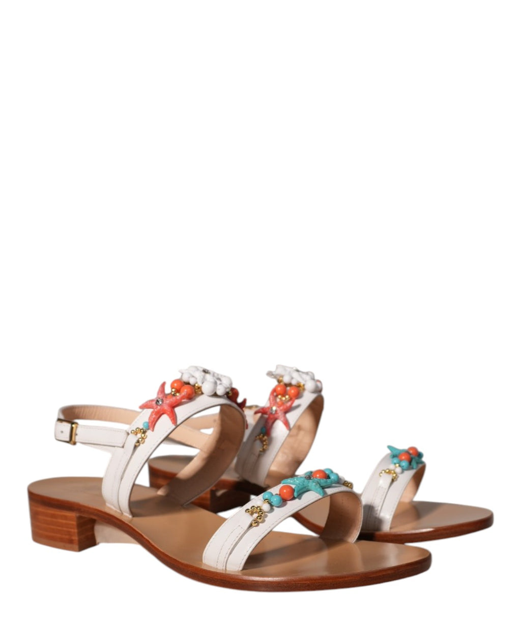 Elegante sandalen met koraalapplicaties voor de zomer
