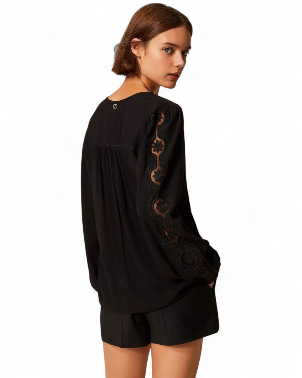Blusa Crêpe con Ricami Eleganti Nero vista posteriore, con dettagli ricamati sulle maniche e taglio fluido per silhouette femminile.