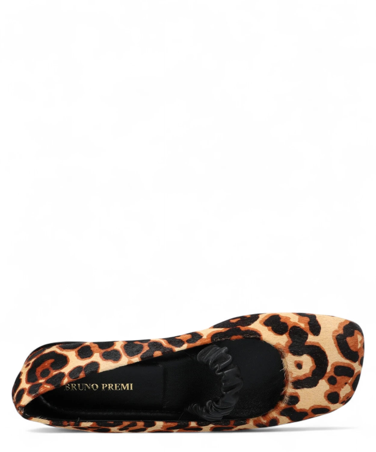 Ballerina Baer Stra leopardata con interno nero e logo Bruno Premi, vista dall’alto per mostrare la forma squadrata e il cinturino.