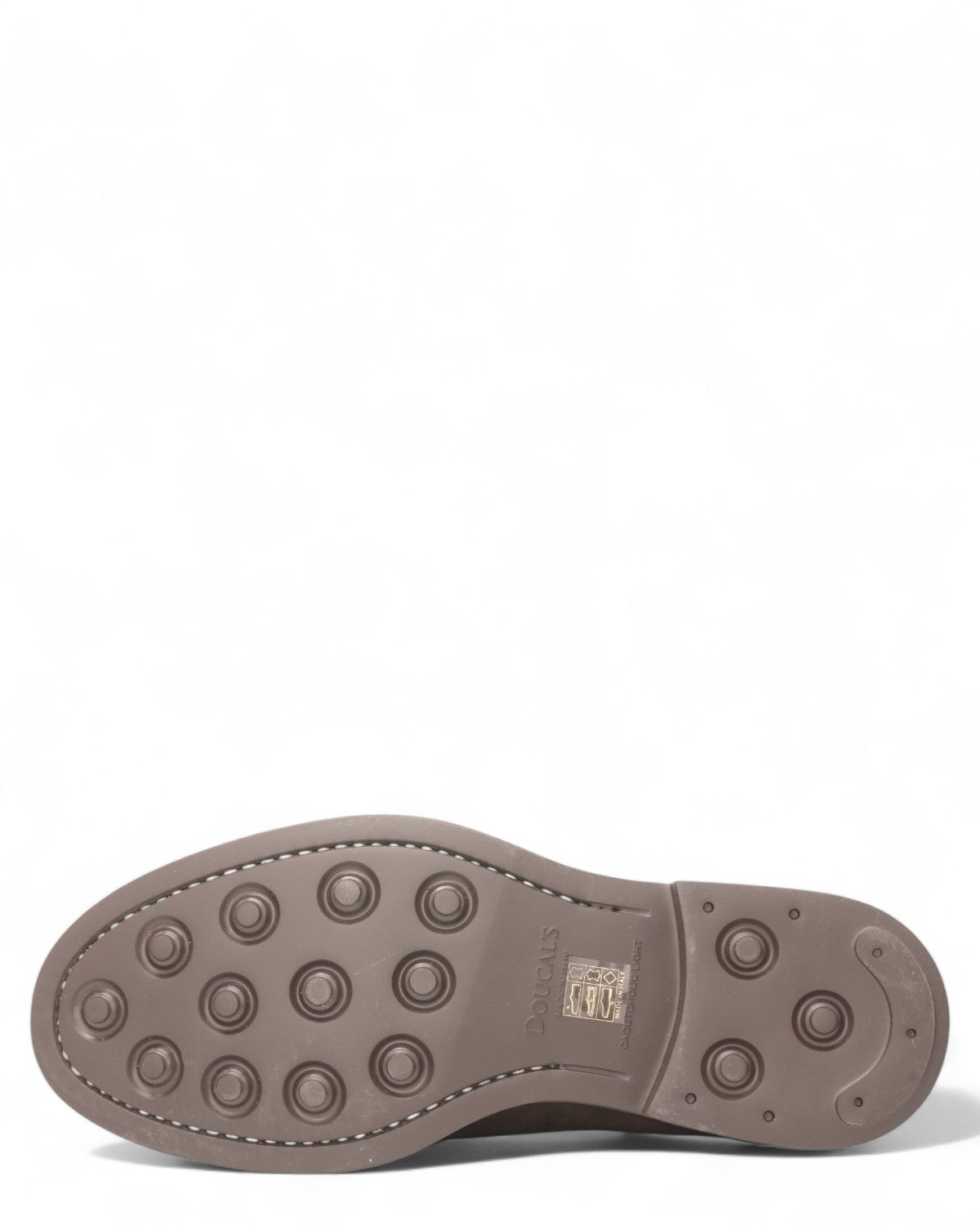 Suola in gomma antiscivolo della Stringata Derby in camoscio marrone, con marchio inciso e design resistente per uso invernale.
