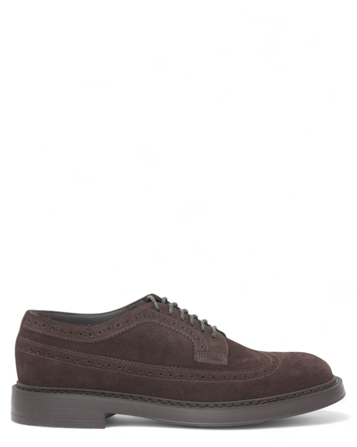 Stringata Derby in camoscio marrone elegante con lavorazione brogue, perfetta per outfit business o casual chic invernali.