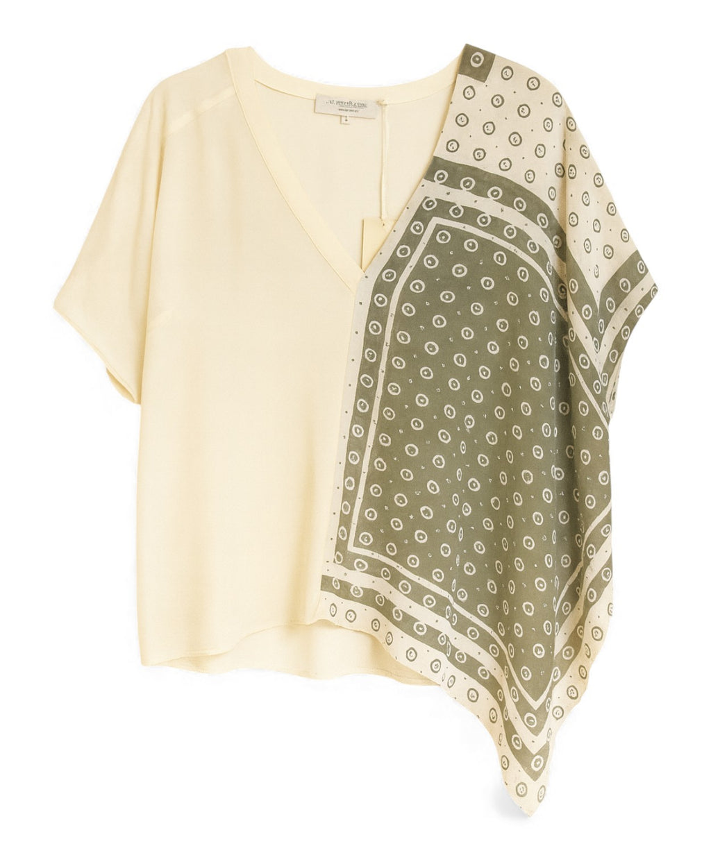Blusa asimétrica con inserciones estampadas