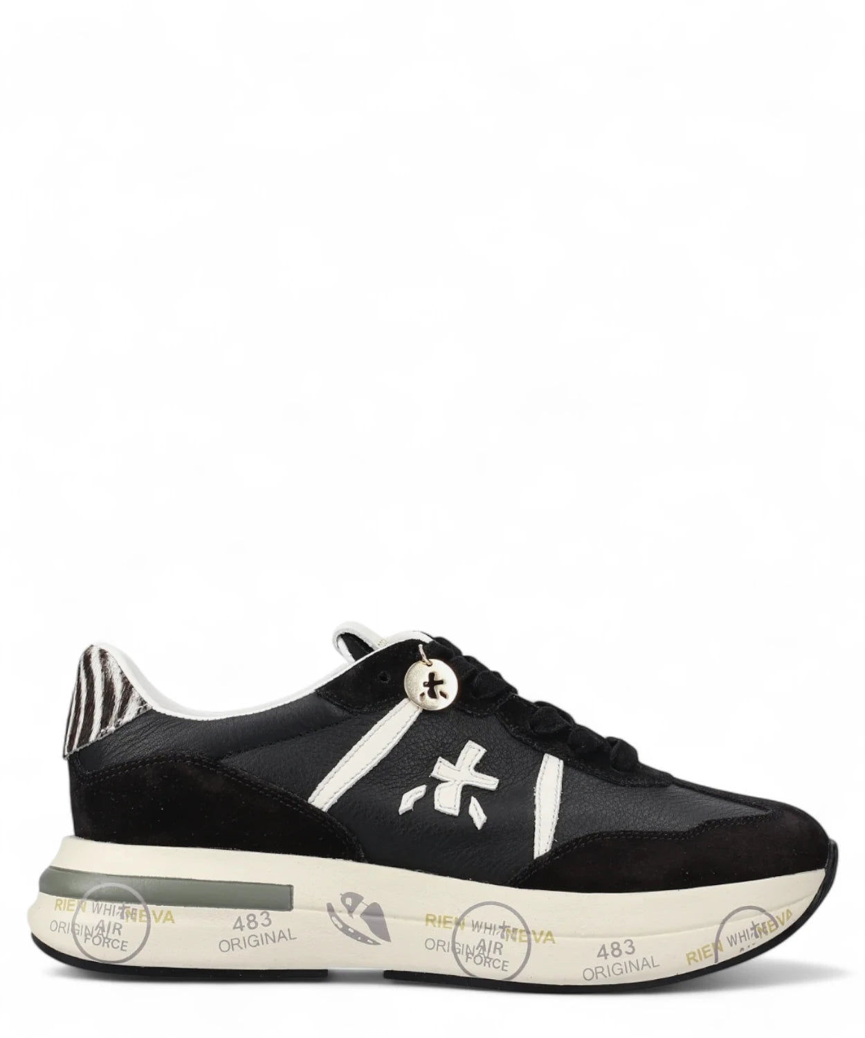 Sneakers Cassie 7681 bianche nere Premiata con dettagli zebrati sul tallone e suola con scritte, lato esterno visibile. Scarpe donna FW26.