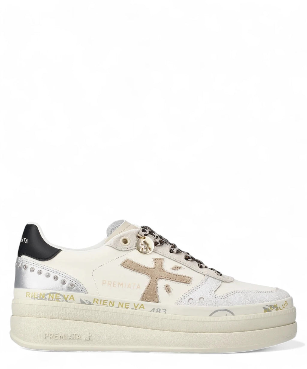 Sneakers Platform Premiata Micol 7751 in pelle bianca con suola doppio strato e logo laterale beige, must-have FW26 donna.