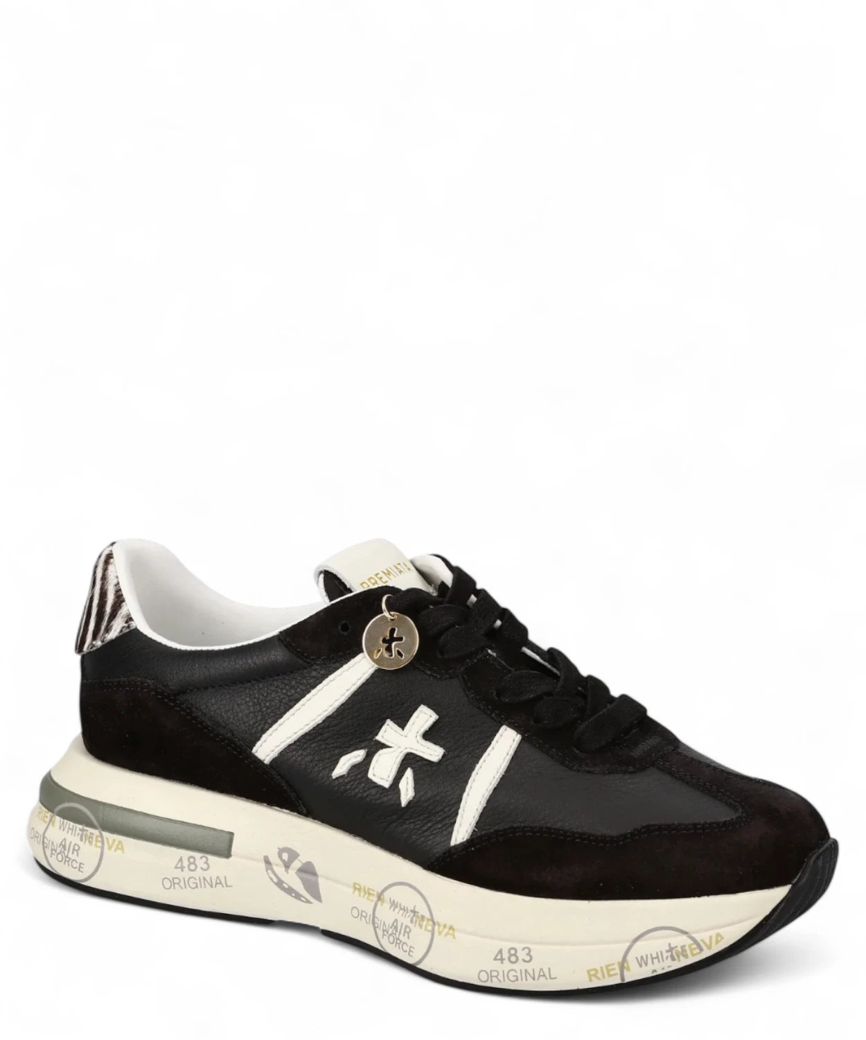 Sneakers Premiata Cassie 7681 bianche nere in vista angolata, con logo laterale e suola decorata. Modello urban-bold per l'inverno donna.