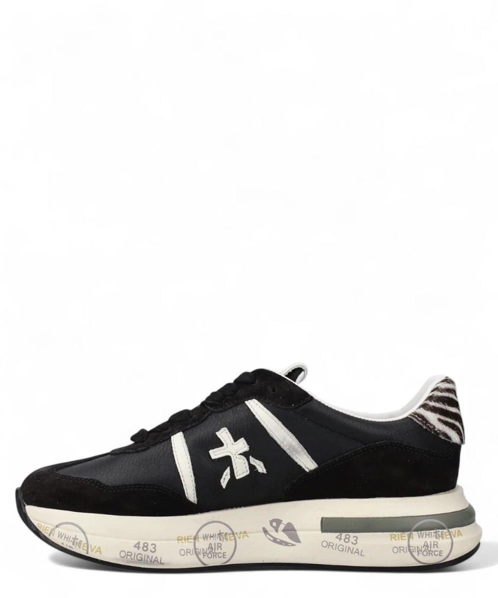 Sneakers Cassie 7681 Premiata lato interno, design bicolore con tallone zebrato e suola con scritte. Scarpe moda donna inverno FW26.
