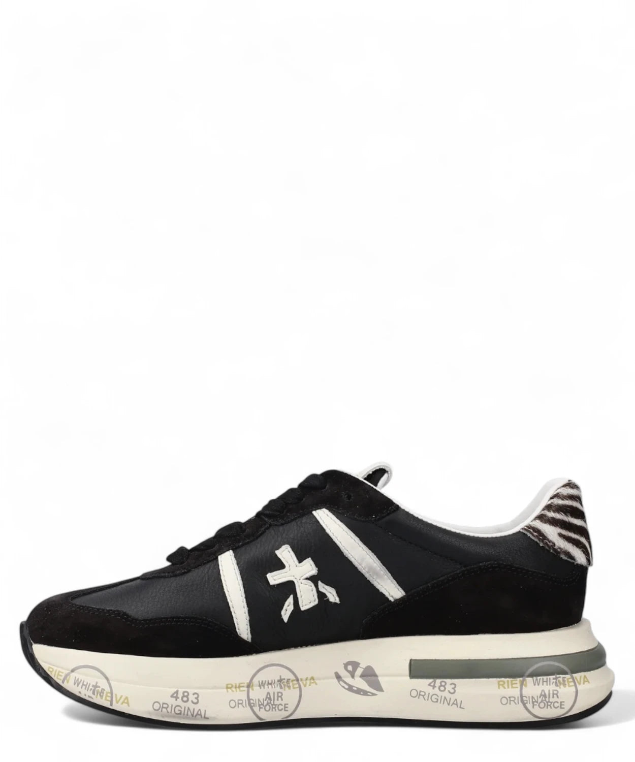 Sneakers Cassie 7681 Premiata lato interno, design bicolore con tallone zebrato e suola con scritte. Scarpe moda donna inverno FW26.