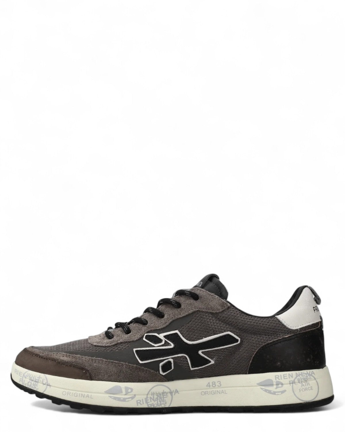 Sneakers uomo Premiata Nous 7725 in tonalità grigio scuro con dettagli bianchi e neri, ideale per outfit invernali e streetwear.