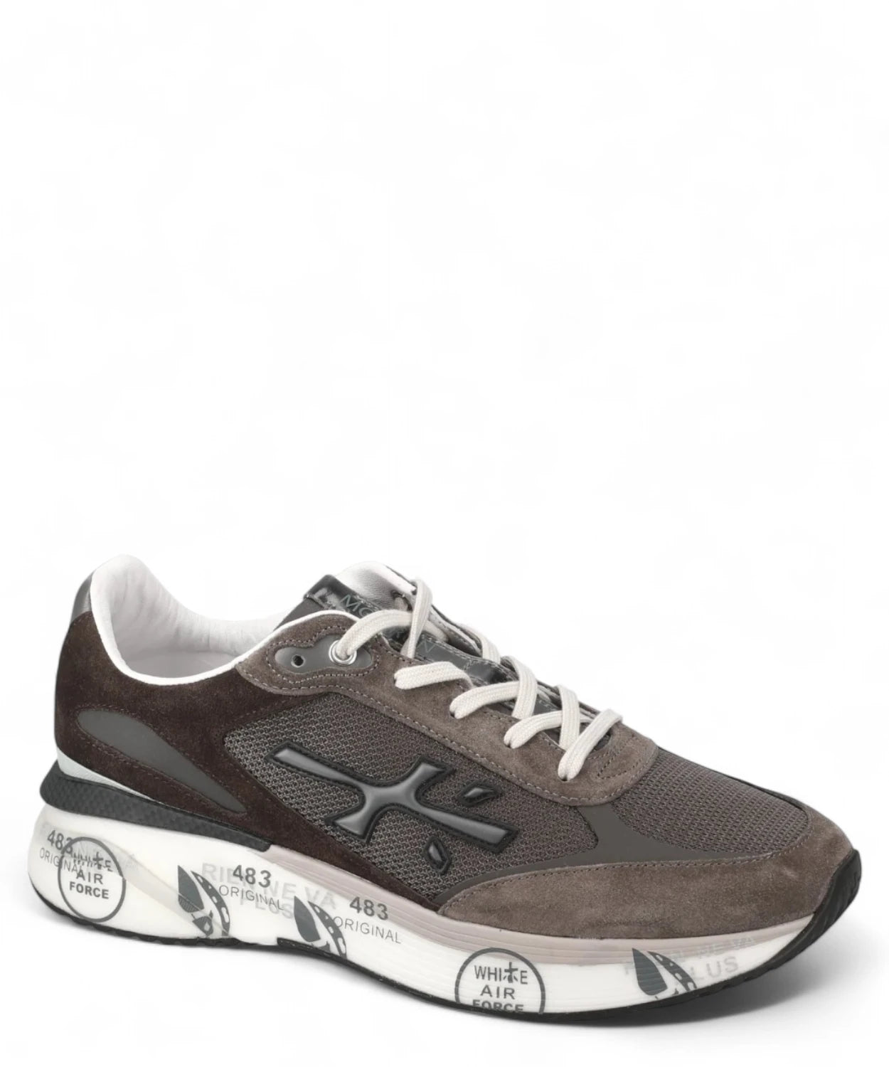 Sneakers Premiata Moerun 6446 - Innovazione e Stile, vista angolata che evidenzia i dettagli della tomaia e la suola con scritte.
