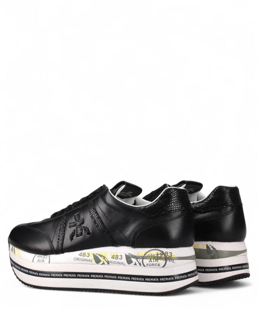 Sneakers nere da donna Premiata Beth 7107 con tallone rinforzato e suola decorata, vista posteriore angolata.