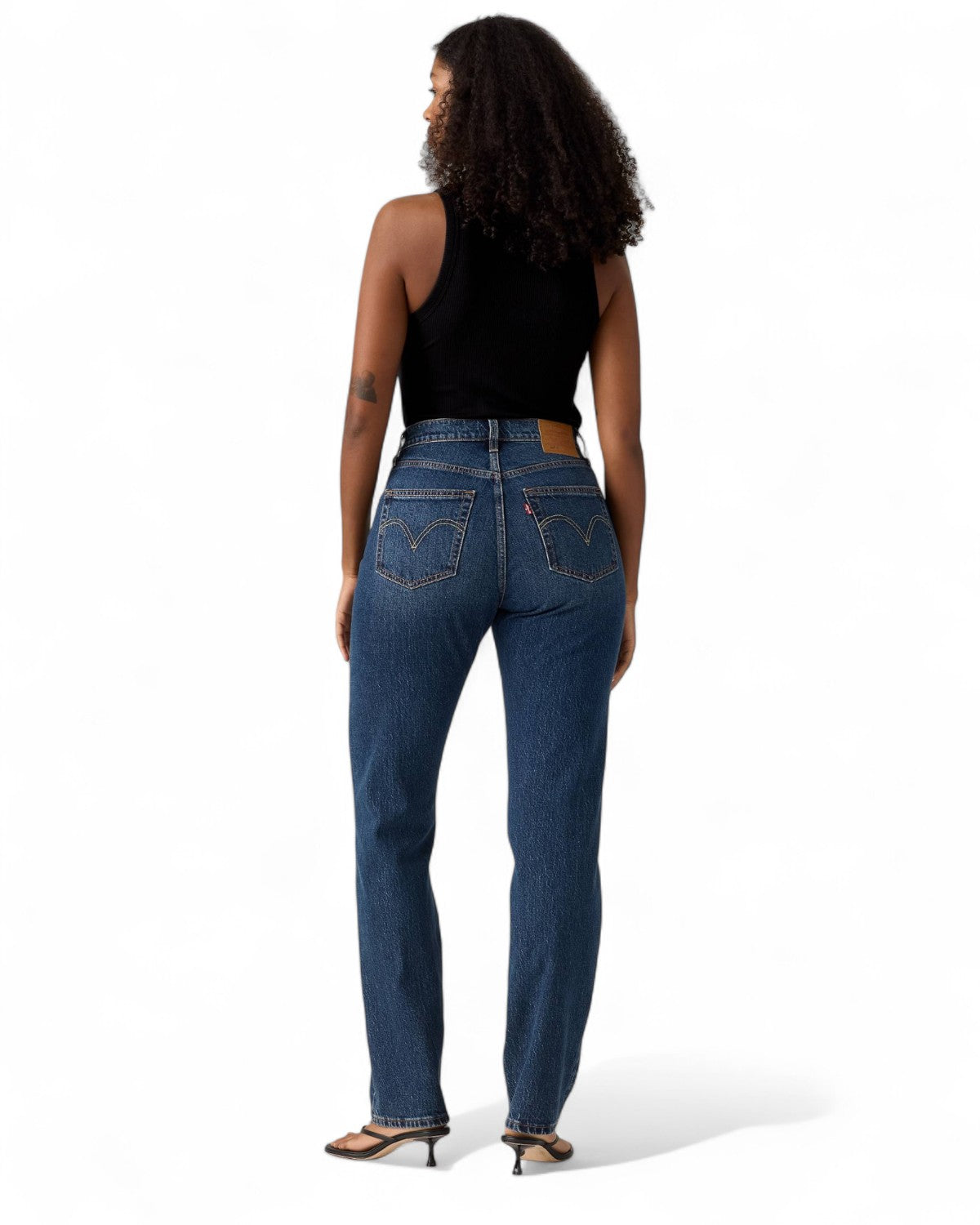 Retro dei Jeans donna Levi’s 501 Curve Fit Vita Alta con tasche sagomate e cuciture a contrasto, perfetti per look casual invernali.