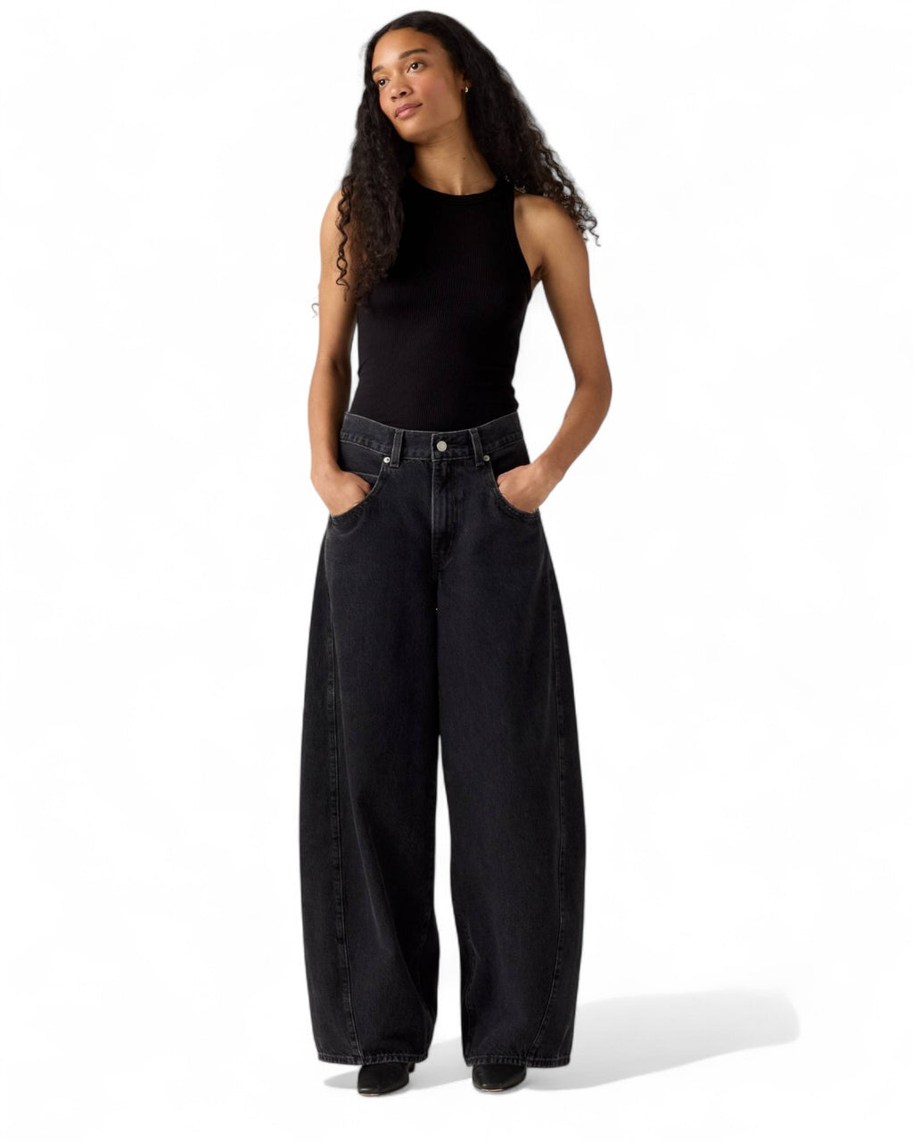 Modella indossa Levi’s Jeans Donna Barrel Super Baggy Vita Alta Oversize, vestibilità ampia e vita alta per un look casual e confortevole.