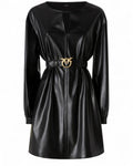 Abito Pelle Corto PINKO con Cintura Love Birds, maniche lunghe e taglio sfiancato, in similpelle nera lucida. Dettaglio cintura dorata iconica.