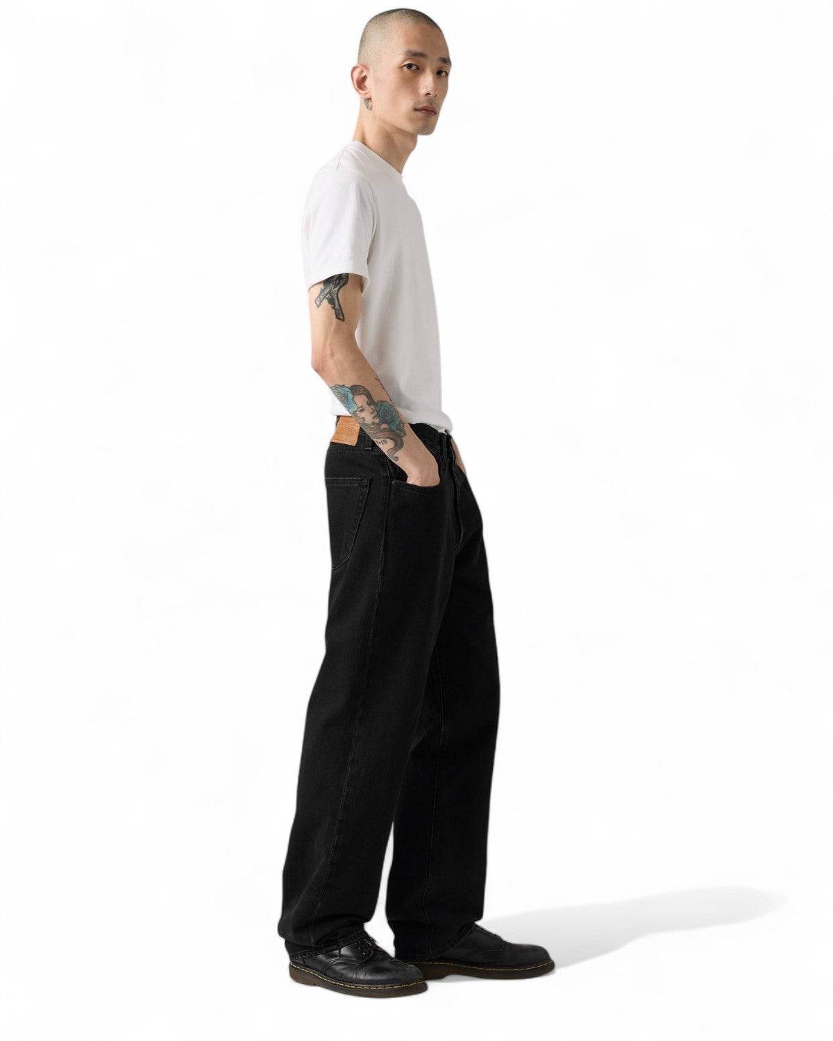 Modello indossa Jeans Loose Straight Levi's 568 neri con vestibilità ampia, perfetti per outfit streetwear e stile retrò.