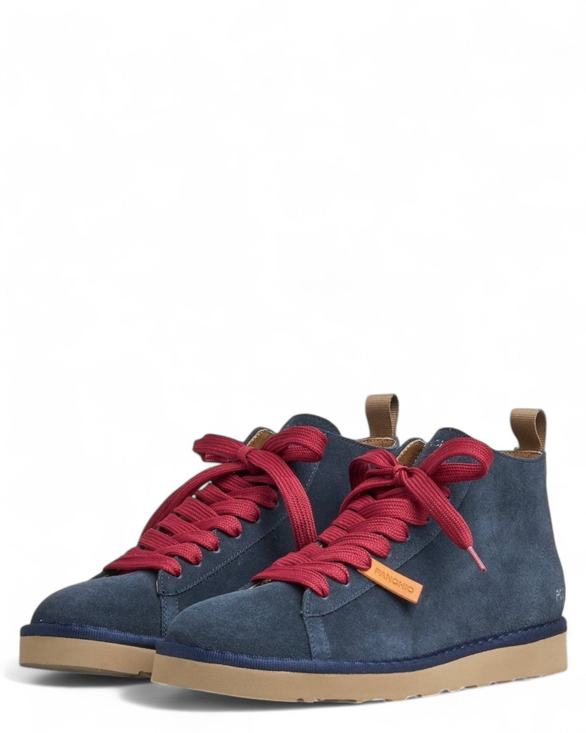 Scarpe uomo P001 in camoscio blu con lacci rossi e dettagli in pelle, perfette per la stagione FW26 e outfit invernali.