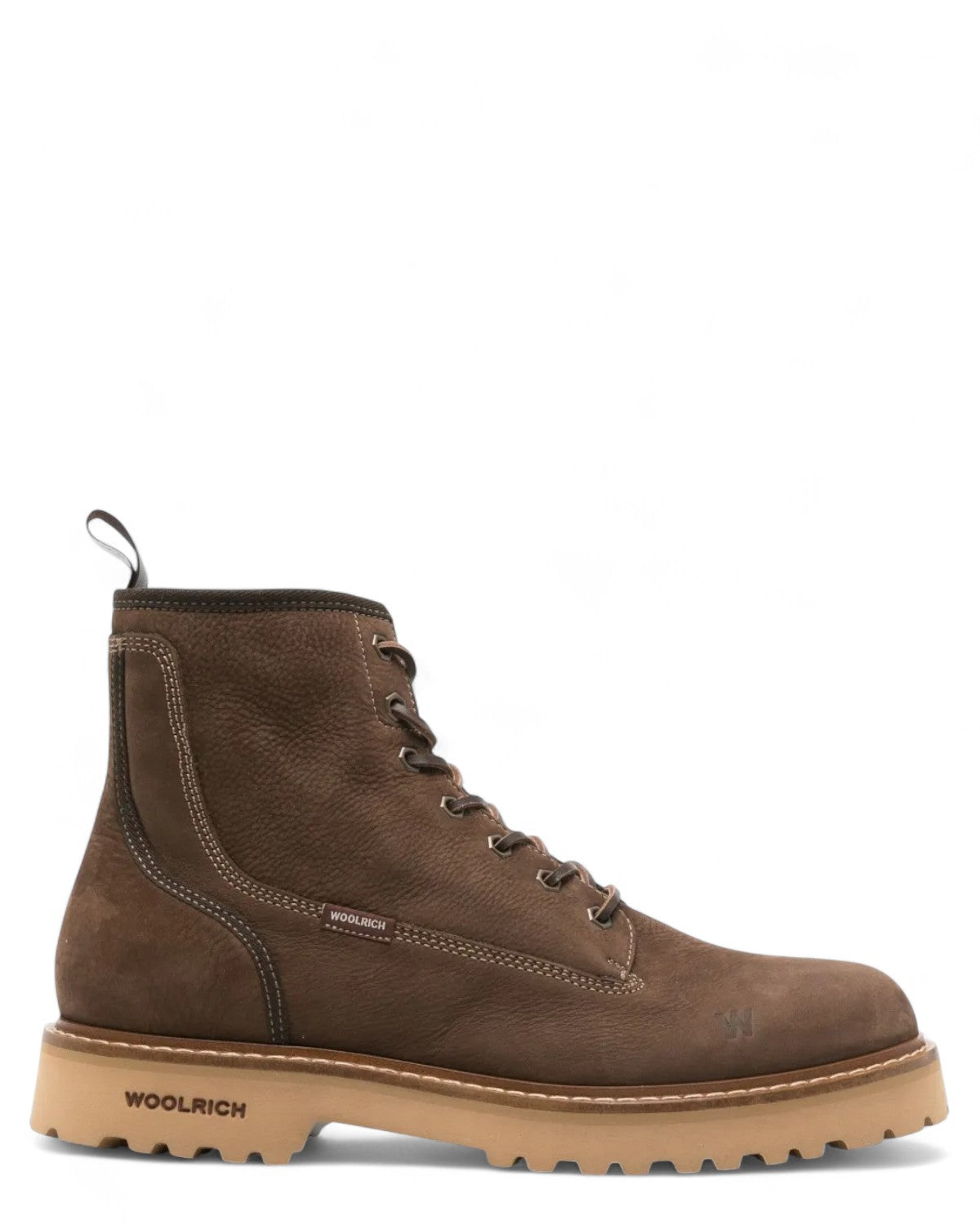Scarponcini Nabuk Woolrich da uomo in nabuk marrone con suola antiscivolo, ideali per l'inverno. Design resistente e confortevole per uso quotidiano.