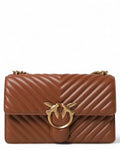 Borsa a tracolla Nappa Chevron Pinko in nappa matelassé marrone con motivo chevron e fibbia Love Birds dorata, perfetta per look eleganti.