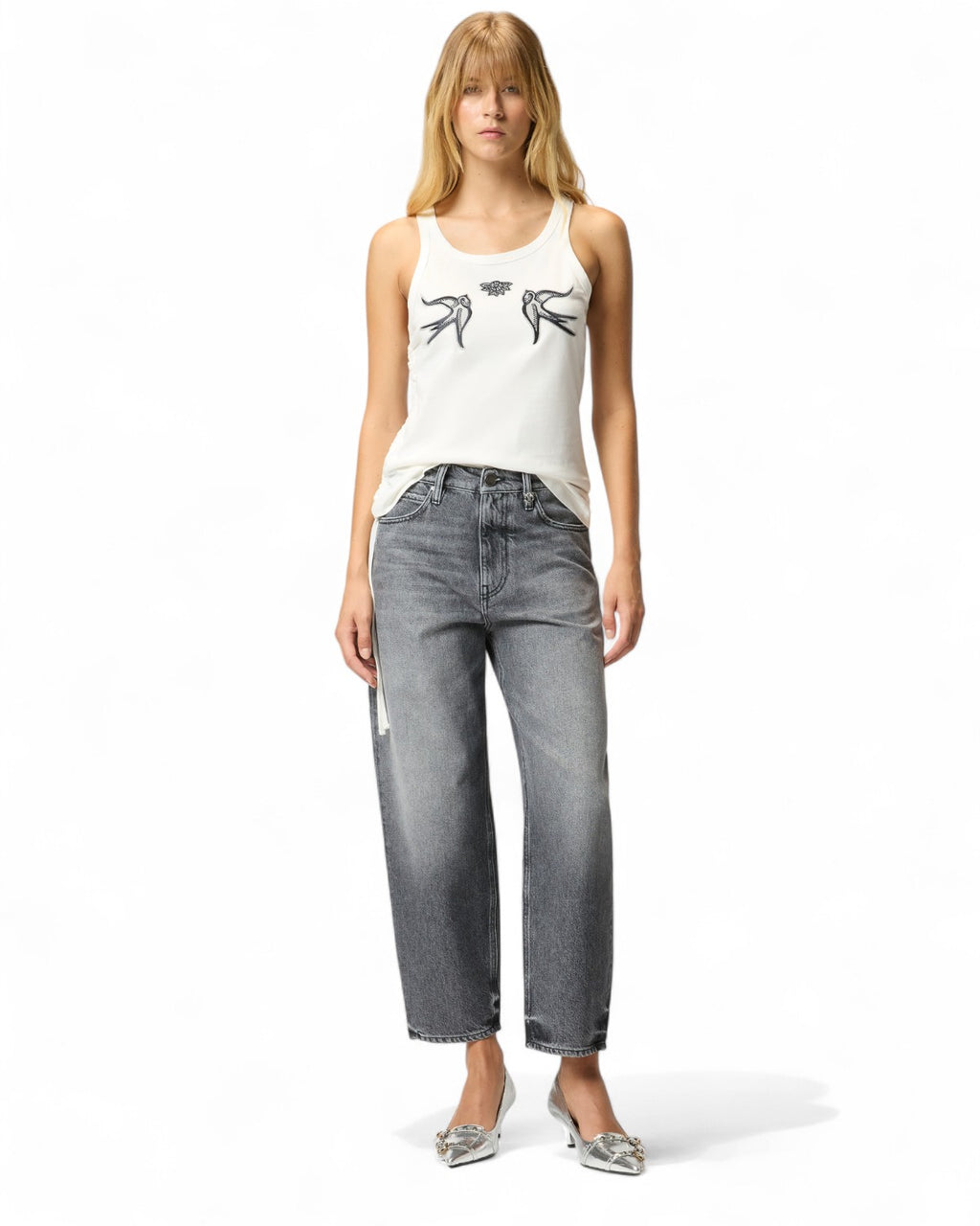 Modella indossa Jeans Balloon Love Birds in denim grigio con top bianco, look casual chic perfetto per la stagione invernale FW26.