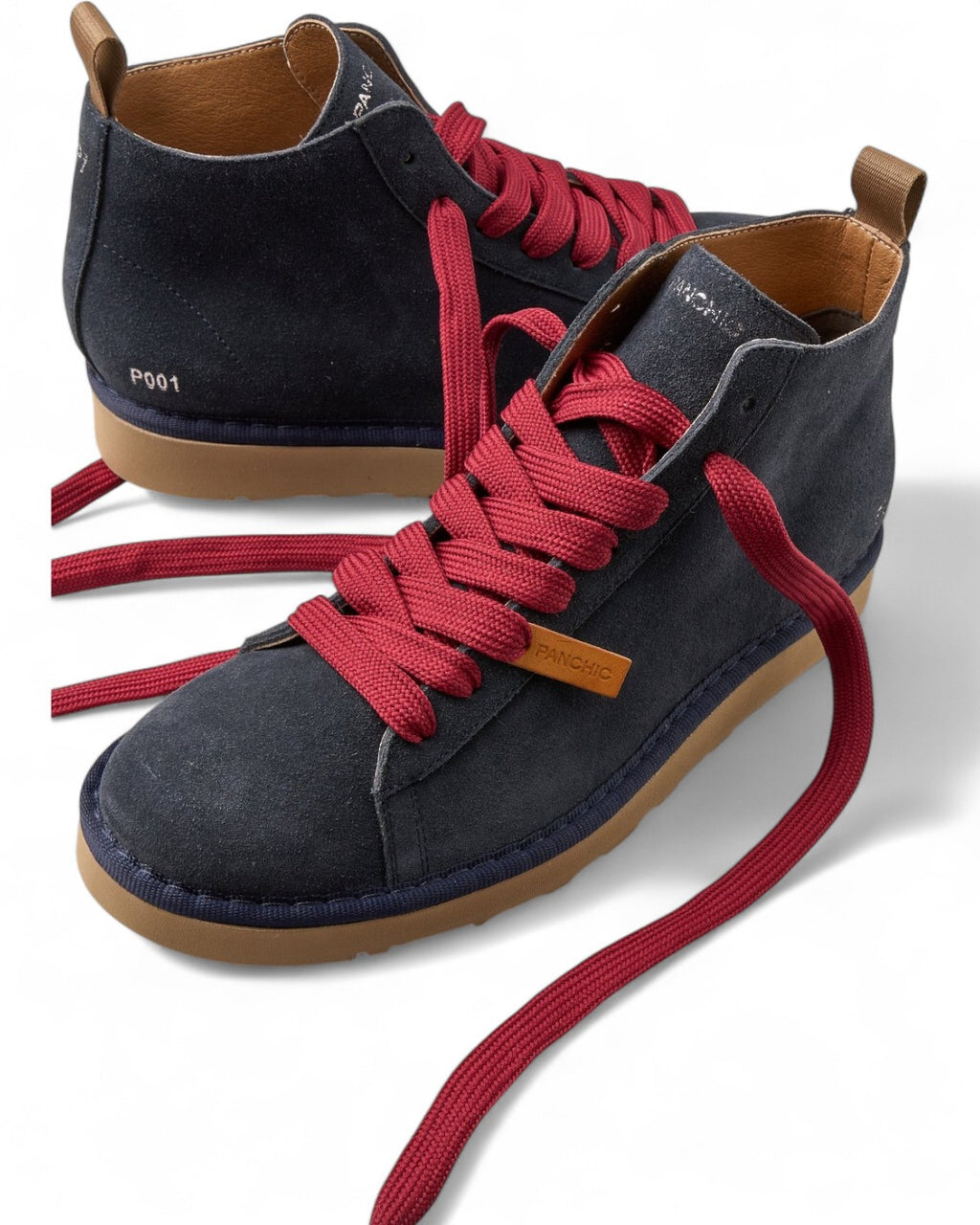 Dettaglio scarpe P001 in camoscio blu con lacci rossi e fodera in microfibra, comfort e stile per l'inverno uomo.