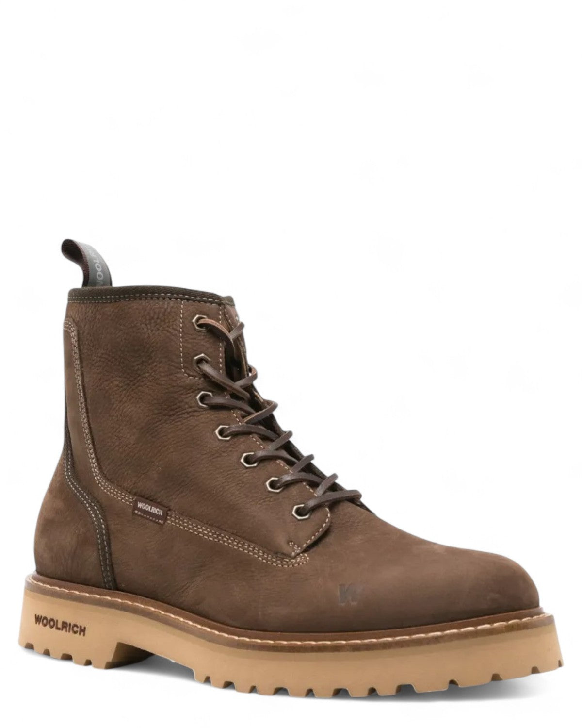 Stivali in nabuk Woolrich FW26 con lacci e suola carrarmato beige, perfetti per affrontare l'inverno con stile e funzionalità.