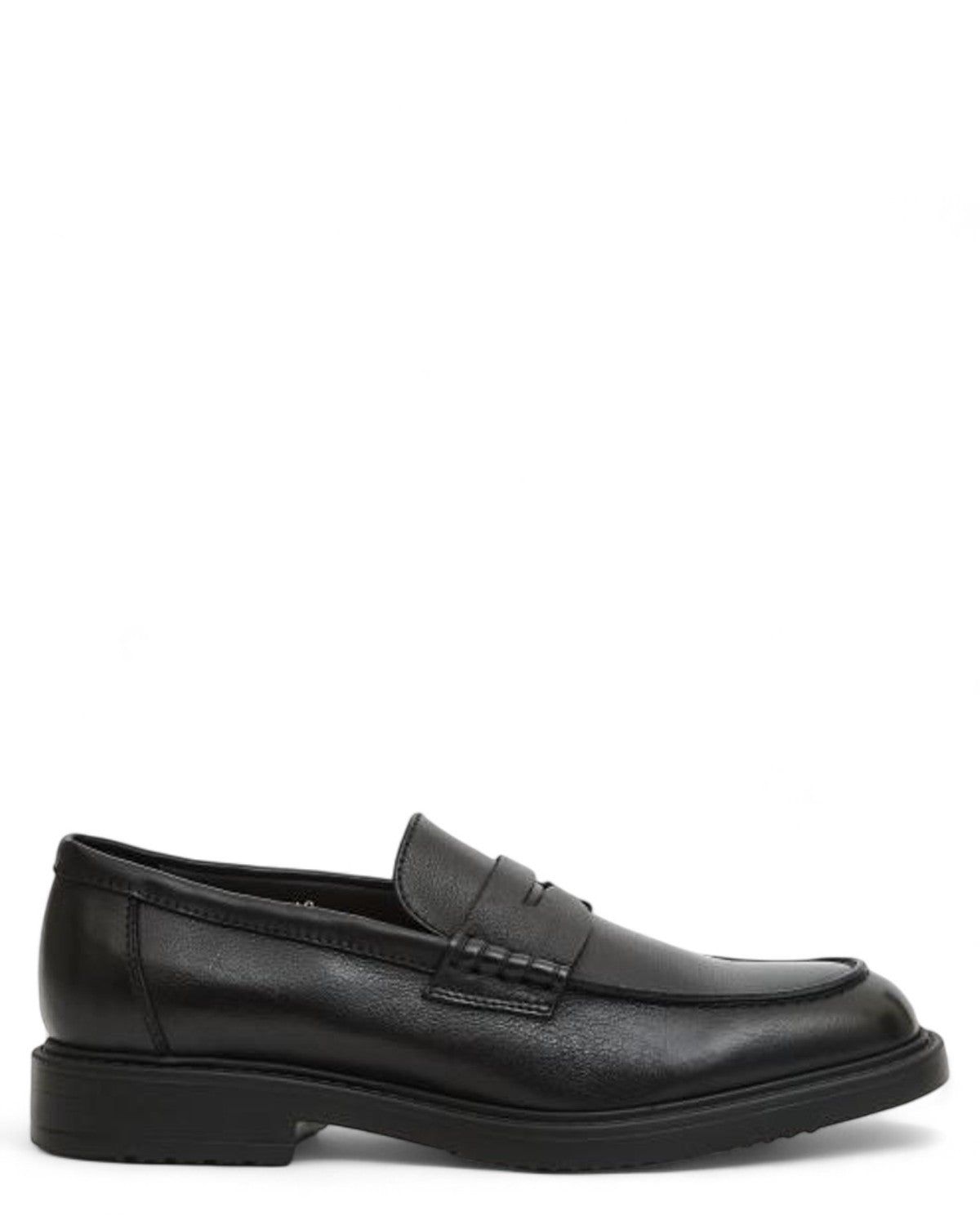 Mocassino Penny Pelle Nera Uomo Doucal's in pelle nappata, profilo laterale elegante per look formali e casual chic, suola robusta in gomma.