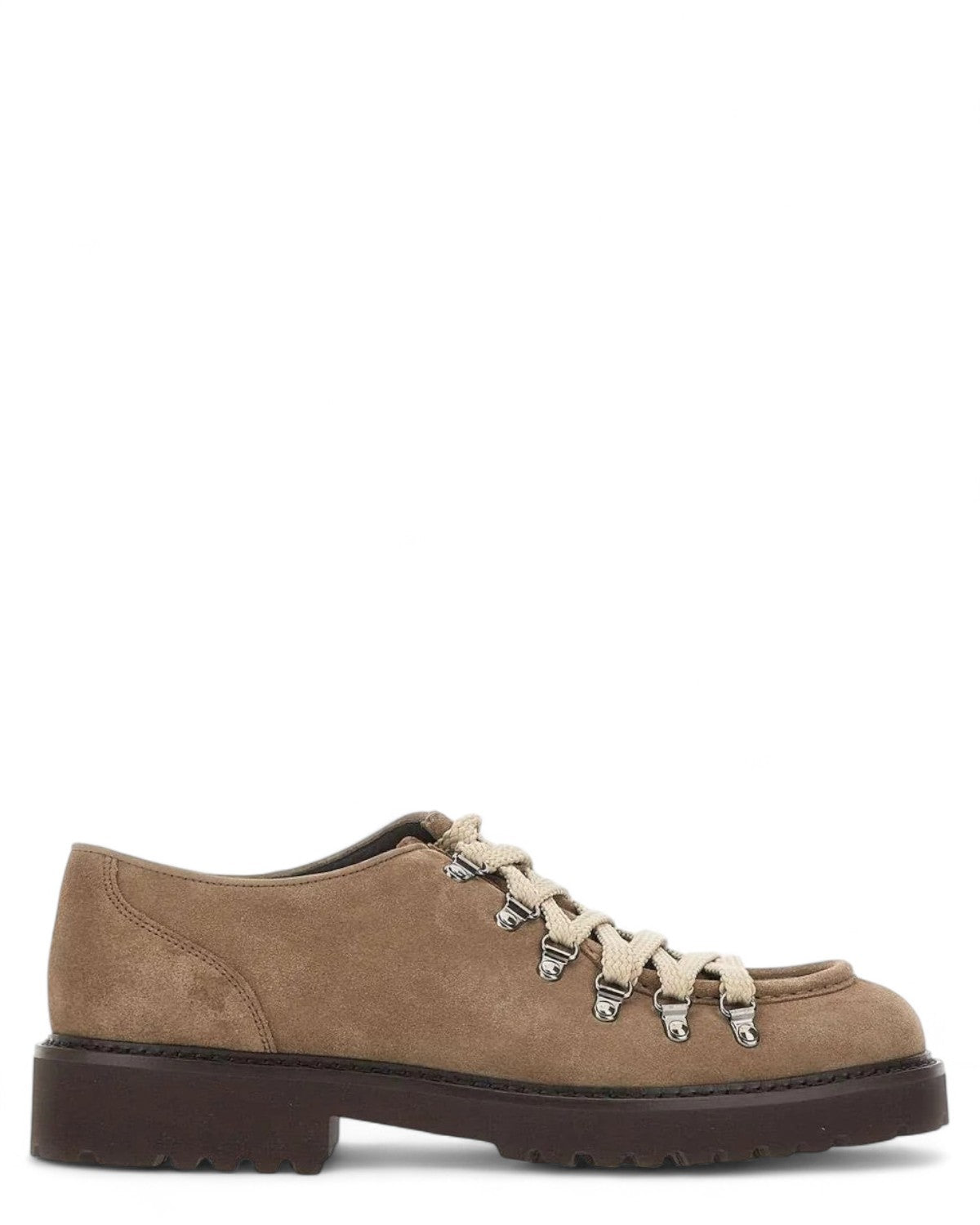 Stringate camoscio visone con suola carrarmato Doucal’s, profilo laterale, tomaia in suede e lacci trekking beige.
