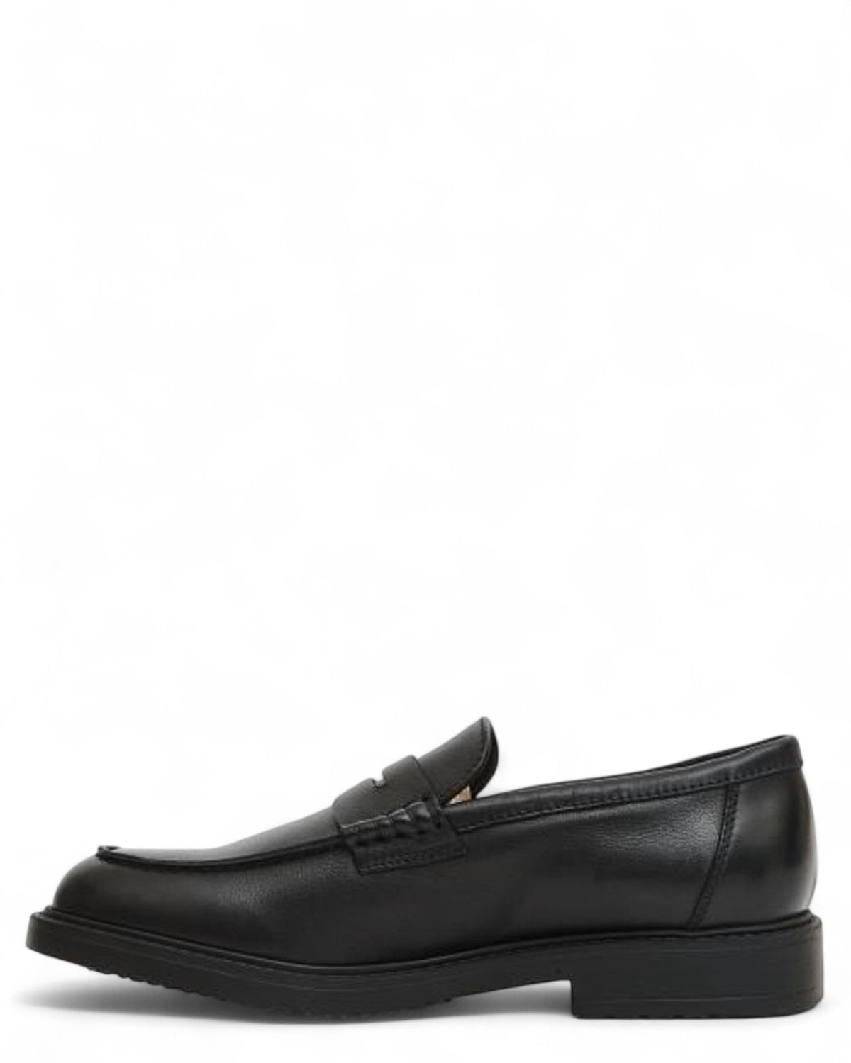 Mocassino Penny Pelle Nera Uomo Doucal's, vista laterale opposta con finitura lucida e silhouette classica, ideale per outfit invernali eleganti.