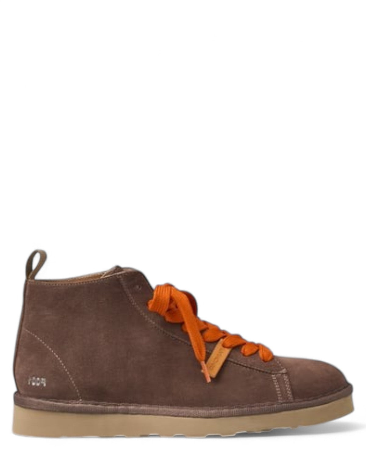 Polacchino in camoscio uomo P001 con lacci arancio, profilo laterale. Stivaletto casual invernale con suola beige e tomaia marrone.