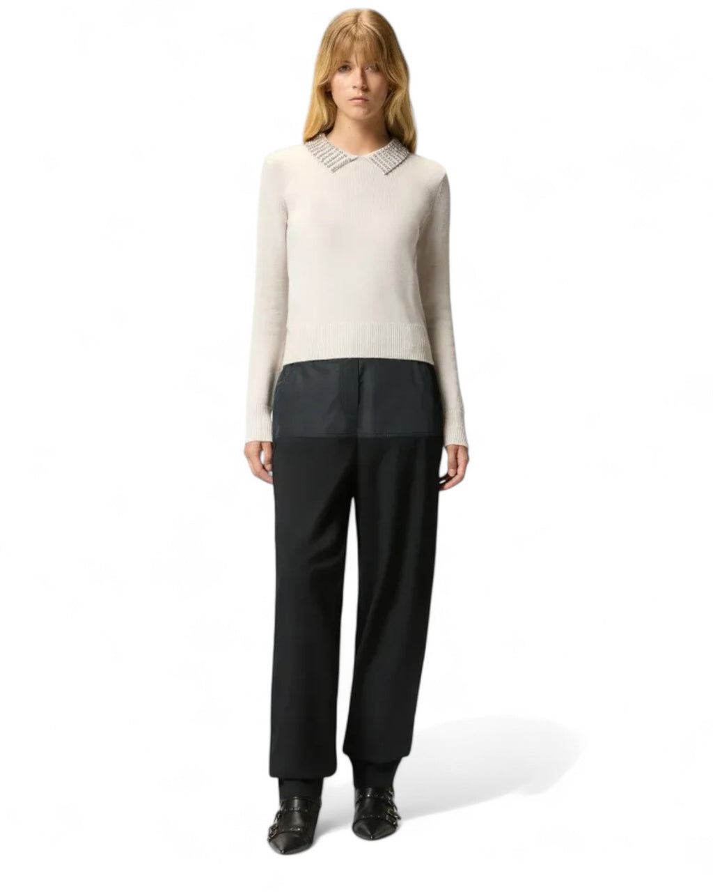 Maglia Polo Strass Pinko indossata, abbinata a pantaloni neri per un outfit elegante e versatile, ideale per l'inverno donna FW26.