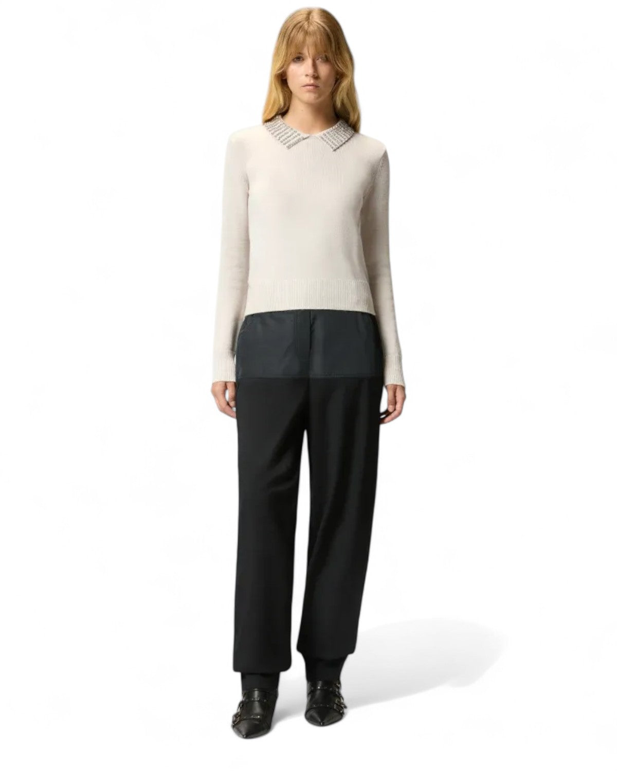 Maglia Polo Strass Pinko indossata, abbinata a pantaloni neri per un outfit elegante e versatile, ideale per l'inverno donna FW26.