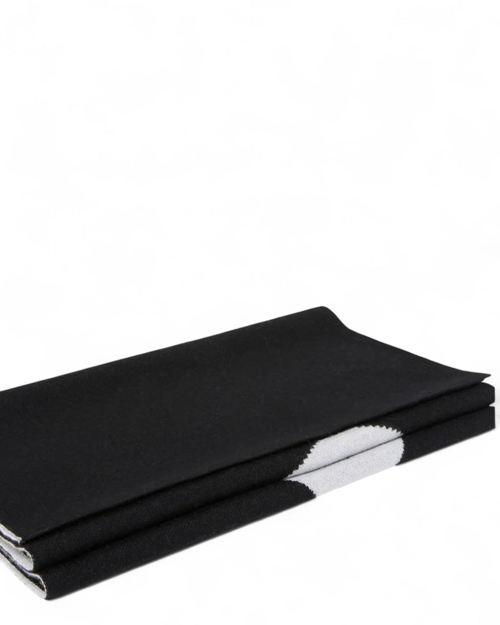 Sciarpa Pinko in lana nera piegata con dettaglio del logo bianco visibile, accessorio versatile per l'inverno.