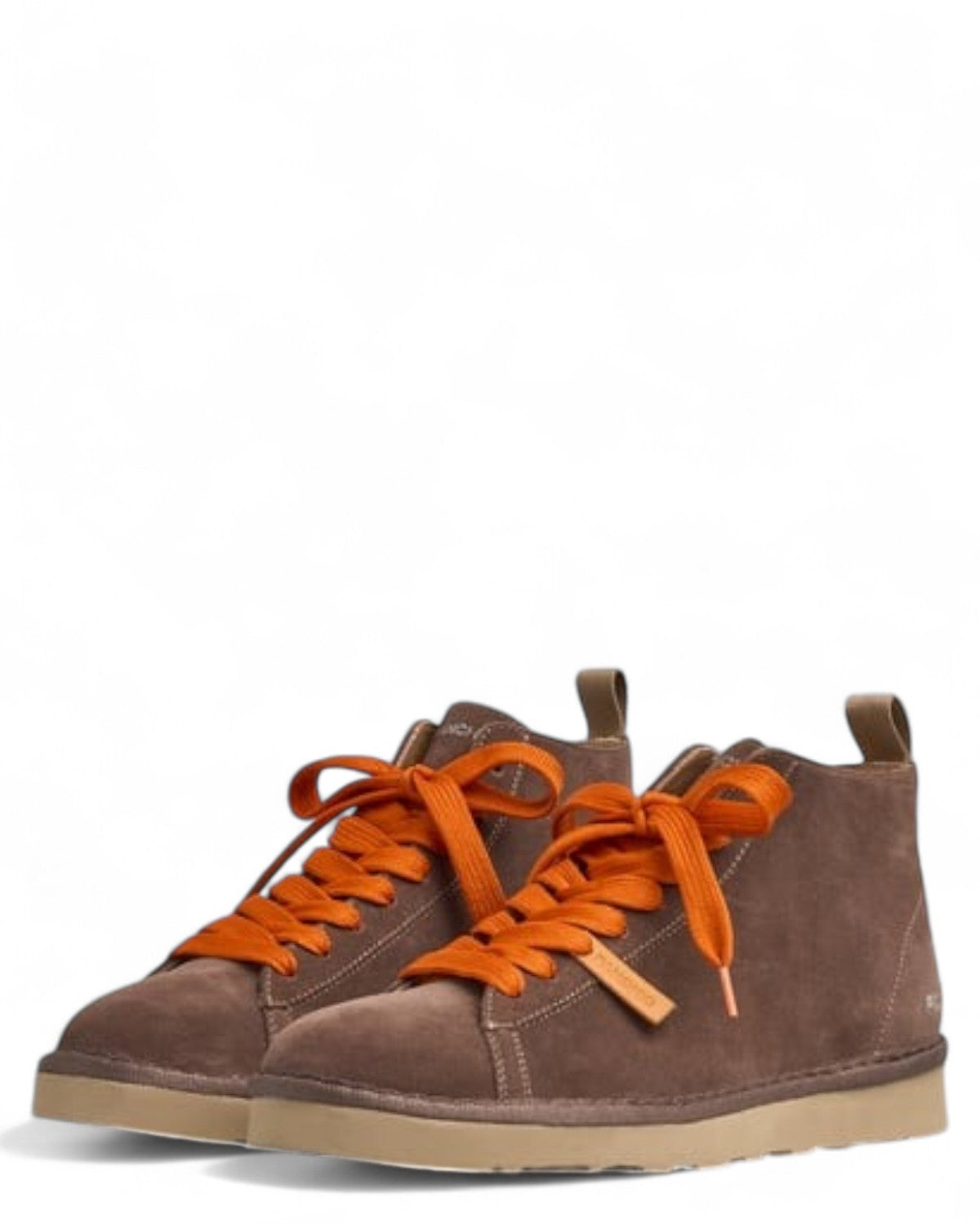 Scarpe uomo P001 in camoscio marrone con lacci arancio, vista angolata. Design versatile per look casual e raffinati FW26.