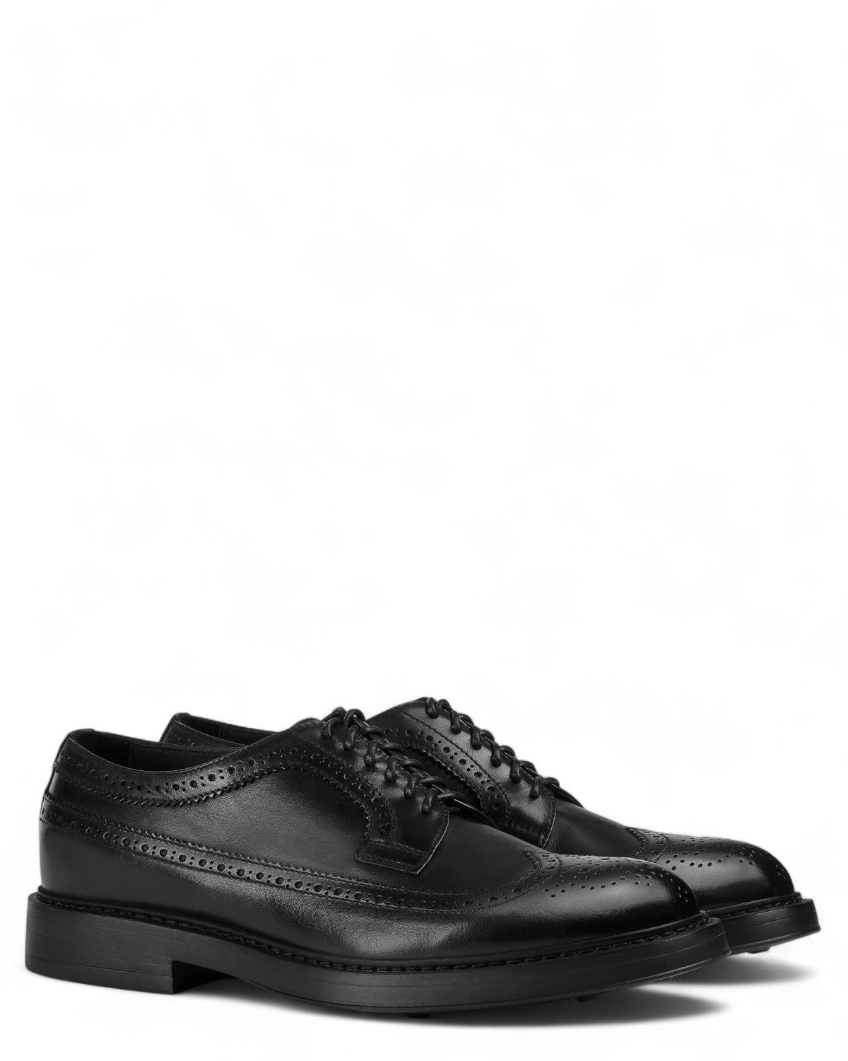 Stringata pelle nera coda di rondine in prospettiva angolata, stile classico con dettagli brogue per abbigliamento invernale maschile.