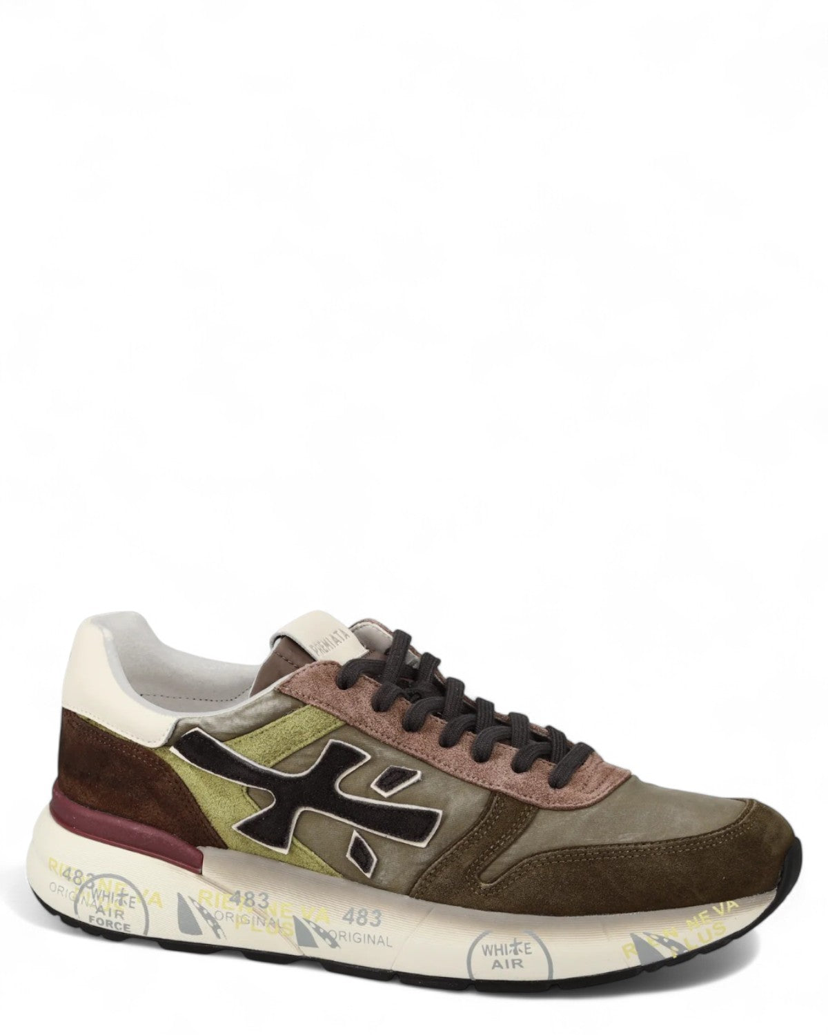 Sneakers Mick 7717 - Comfort e Design Moderno con suola personalizzata e tomaia in pelle, vista angolata per evidenziare i dettagli.