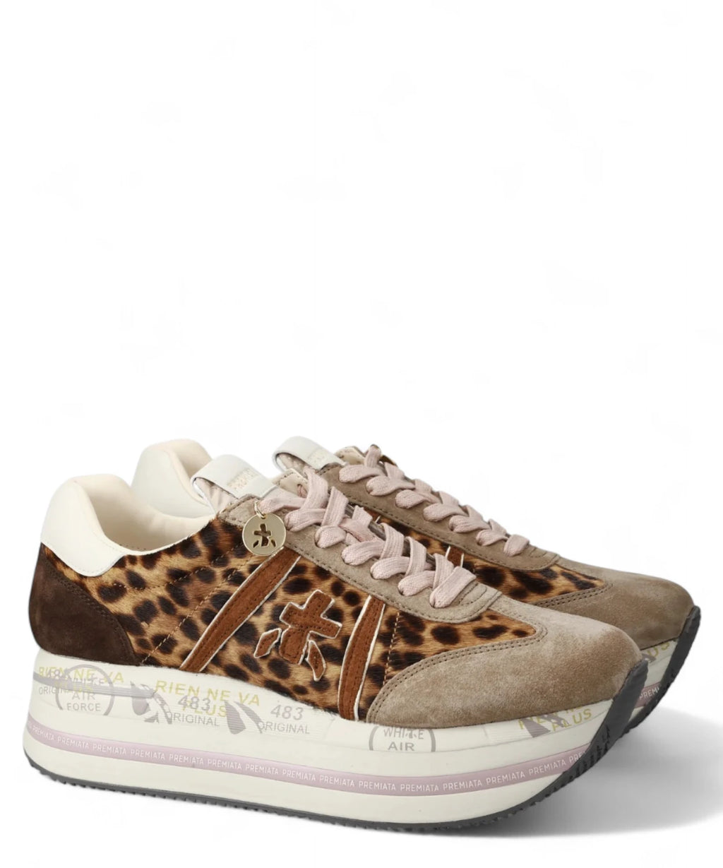 Coppia di sneakers Premiata Beth 7741 leopardate con dettagli beige e marroni, vista angolata. Comfort e stile per la stagione invernale.