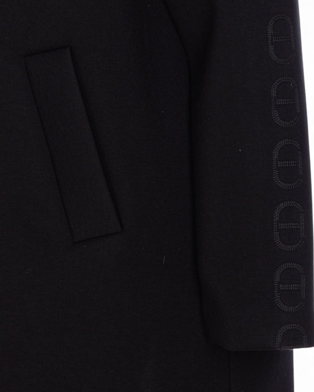 Particolare della manica della giacca con cappuccio e zip donna Twinset con logo ricamato tono su tono e tasca laterale.