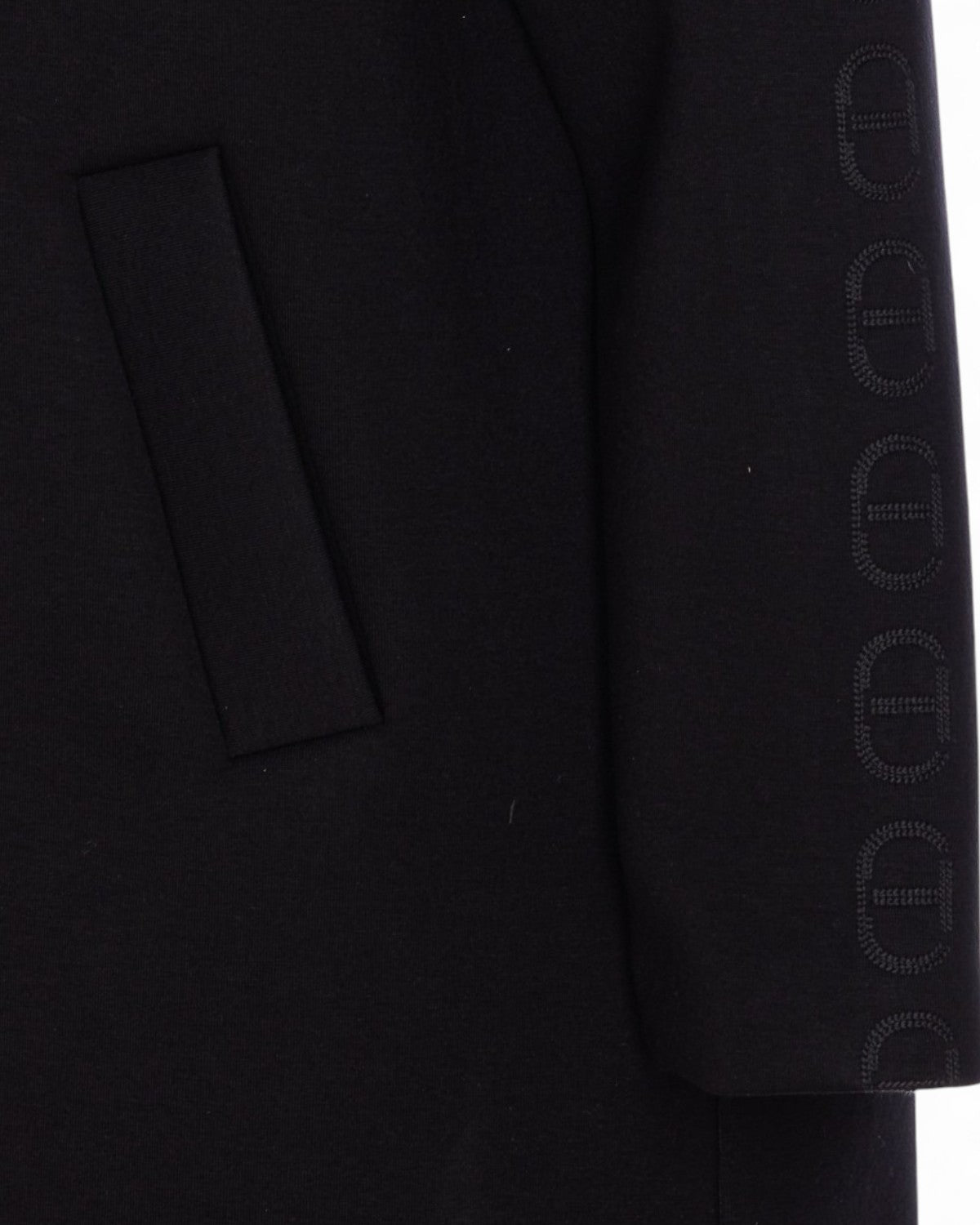 Particolare della manica della giacca con cappuccio e zip donna Twinset con logo ricamato tono su tono e tasca laterale.