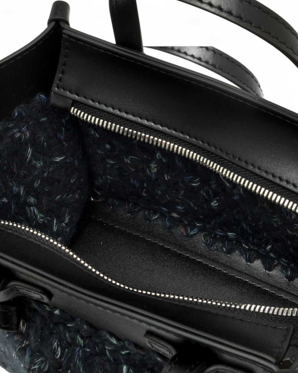 Dettaglio interno della borsa Miss Marcella Gianni Chiarini con chiusura a zip e fodera in lana intrecciata, finiture in pelle nera.