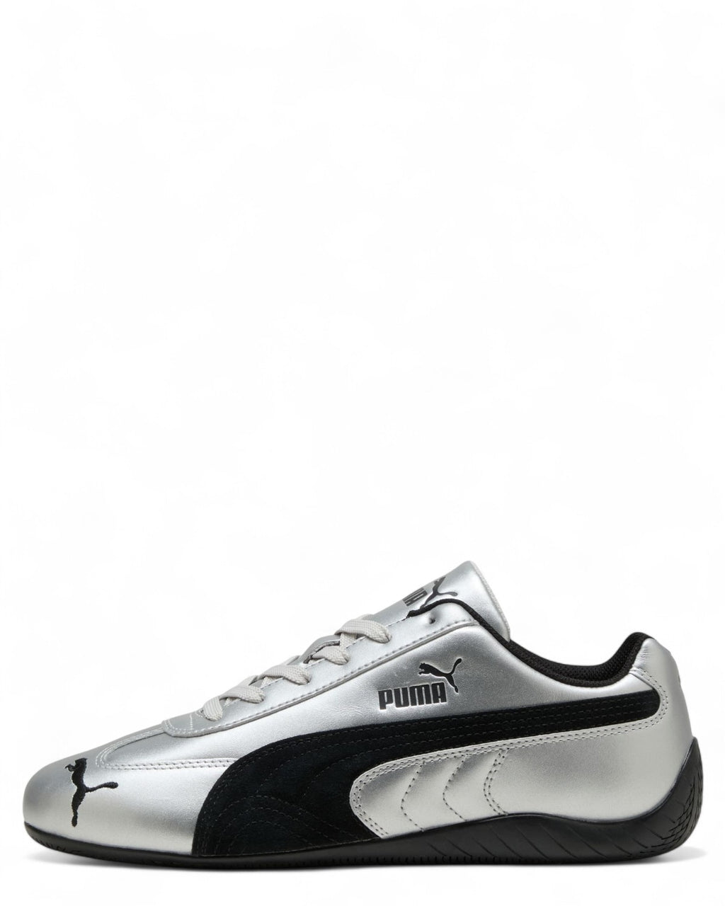 Puma Speedcat Metallic | Sneakers unisex in argento metallizzato e nero, vista laterale destra con logo Puma e suola racing.